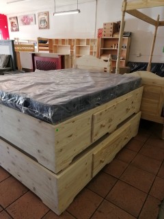 Box bed with drawers - Queen